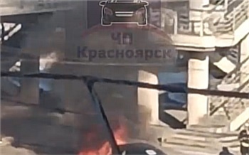 В районе красноярской Стрелки на дороге сгорел Mercedes