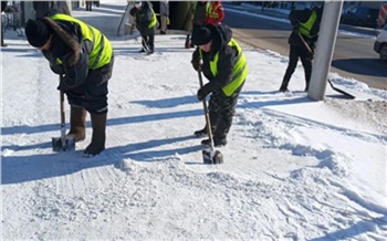 В Красноярске устраняют последствия снегопада
