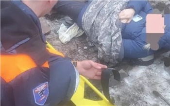 Туристка сломала ногу при посещении ледяного водопада на юге Красноярского края