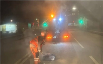 Дорожники продолжают латать ямы на красноярских улицах