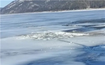 Машина с пенсионером провалилась под лёд на Красноярском море