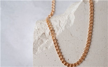 В Железногорске санитарка больницы похитила золотые украшения пациента и получила срок