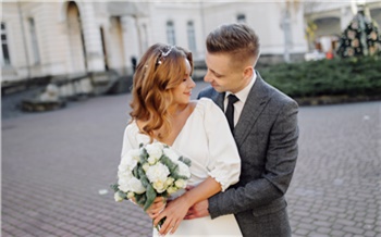 Социолог объяснил, почему зумеры не торопятся вступать в брак