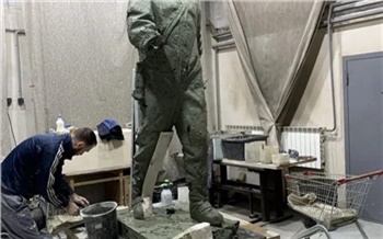 Красноярцам показали, как скульпторы создают памятник ликвидатором аварии на Чернобыльской АЭС