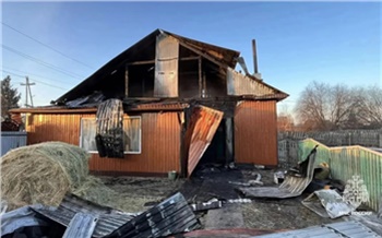 В Иланском из горящего частного дома спасли 3 детей и 3 взрослых