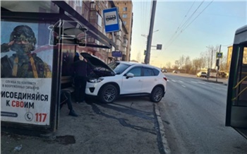 В Красноярске автомобилист протаранил остановку: пострадала женщина