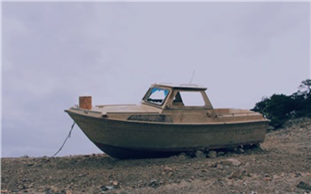 Лодка с двумя мужчинами перевернулась на реке Чулым в Красноярском крае