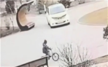 Я это не помню: 72-летний таксист опасно проехал по тротуару в Красноярске