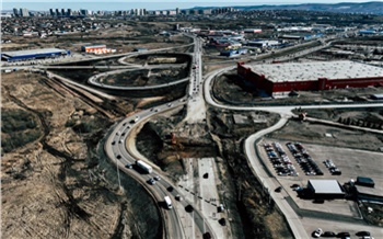 Красноярцам показали фотографии ремонта трассы в районе Солонцов