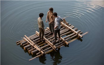 В Красноярске спасателям пришлось эвакуировать катавшихся на плоту по Енисею подростков