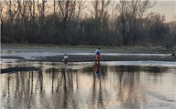 Дети застряли на острове из-за подъема воды в поселке на юге Красноярского края