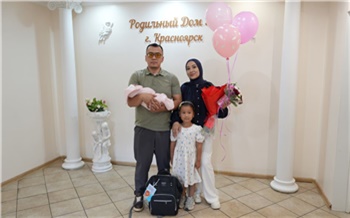 Тысяча красноярских семей получила Набор первых при выписке из роддома