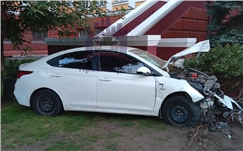 Пьяный автомобилист врезался в здание университета в центре Красноярска