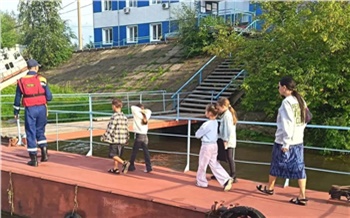 В Красноярске сел на мель катер с детьми