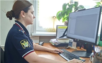 Жительница Красноярского края повесила на дверь амбарный замок, чтобы спрятаться от приставов