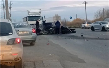 Легковушка влетела в фуру в Ачинске. Погиб пассажир