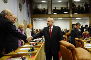 Появление мэра депутаты приветствовали дружным вставанием