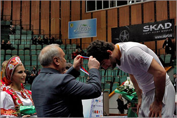 Пимашков вручает медаль серебряному призёру турнира Шамилю Ахмедову