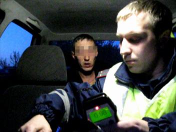 Задержанный пьяный водитель в машине ДПС
