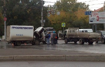 Из-за столкновения грузовиков в центре Красноярска образовалась пробка
