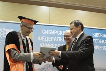 Эдхам Акбулатов вручил диплом почётному профессору СФУ 