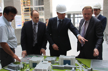 Премьер-министр края проконтролировал строительство онкоцентра и футбольного манежа в Красноярске