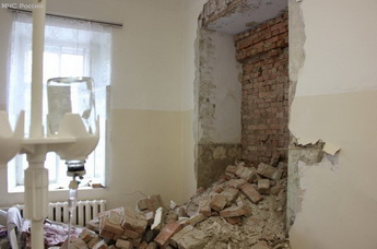 Обрушившаяся стена, фото: www.24.mchs.gov.ru/