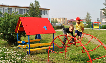 В Шарыпово для детей-инвалидов сделали игровую площадку