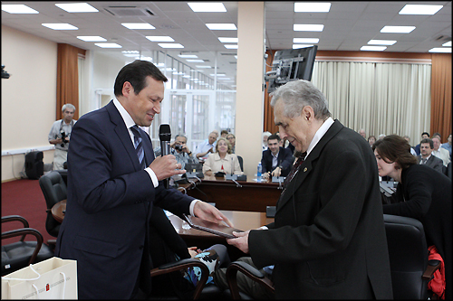 Красноярский мэр поздравил известного ученого с юбилеем