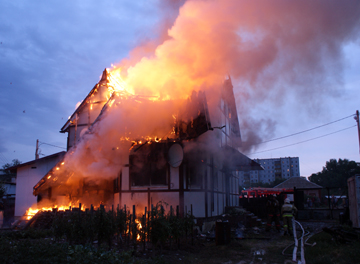 В Абакане двухэтажный коттедж сгорел, пока хозяев не было дома