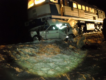 В результате столкновения машины с поездом в Хакасии погиб ребенок