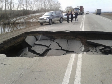 На федеральной трассе в окрестностях Красноярска провалился асфальт