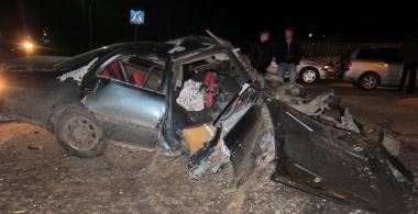 В Красноярском крае водитель иномарки разбился насмерть, врезавшись в железобетонное ограждение