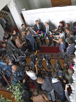 Владимир Чуров общается с журналистами