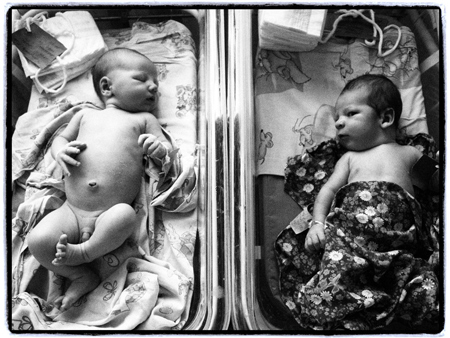 Отделение для новорожденных. Младенцы лежат отдельно от своих матерей, которые восстанавливают силы после родов. Хабаровск // © Stanley Greene/ Noor
