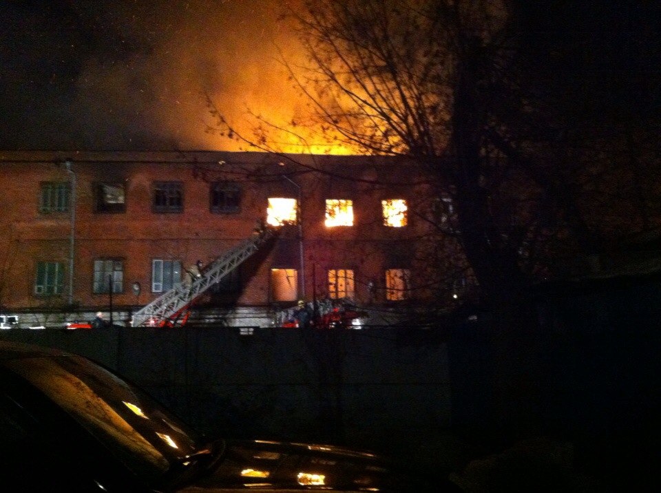 Площадь пожара в красноярском агроуниверситете превысила 500 кв. м