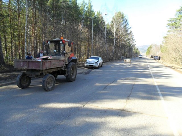 В Зеленогорске автомобилистка врезалась в уборочный трактор