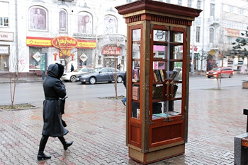 Уличный книжный шкаф на проспекте Мира