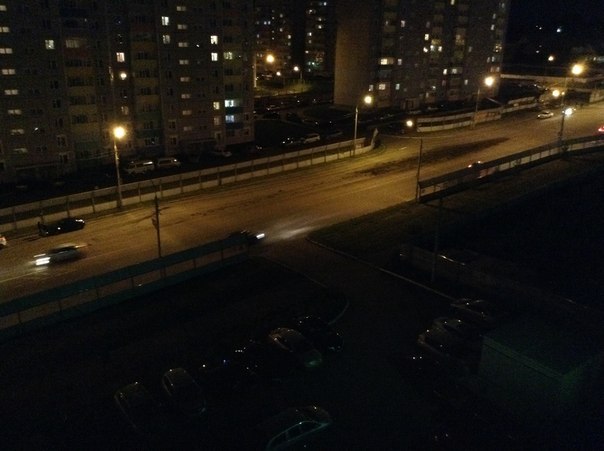 В Красноярском микрорайоне Покровский автомобили получили повреждения из-за рассыпанного на проезжей части гравия