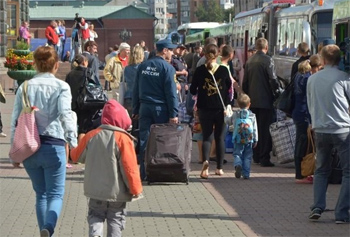 группа беженцев из Украины прибыла на железнодорожный вокзал Красноярска