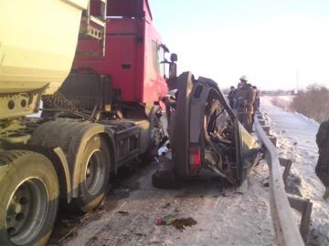 Четыре человека погибли при столкновении грузовика и ВАЗа в Назаровском районе