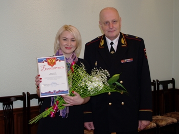 Жительницу Красноярска наградили за спасение замерзающей на улице гостьи из другого города