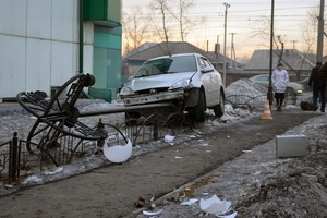 В Абакане водитель сбил на тротуаре мать с двумя детьми и скрылся