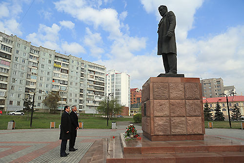 Мэр и спикер Горсовета возложили цветы к памятнику Виктора Астафьева в Красноярске