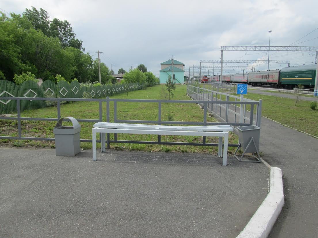 Специальные места для курения, оборудованные в строгом соответствии с требованиями федерального закона, отведены на привокзальных площадях большинства вокзалов КраснЖД