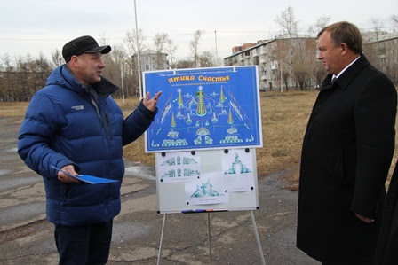 Сегодня, 7 ноября, руководитель Советского района Красноярска Юрий Егоров утвердил проект ледового городка, который будет построен к новогодним праздникам в сквере Космонавтов.