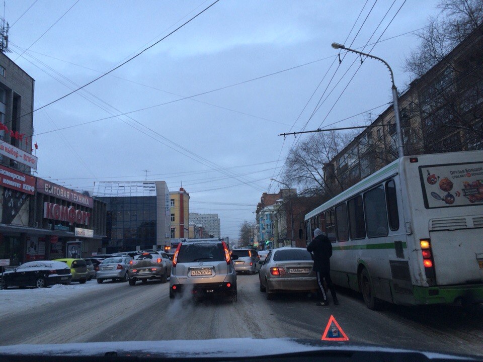 Красноярск встал в пробках из-за снега, гололедицы и мелких ДТП