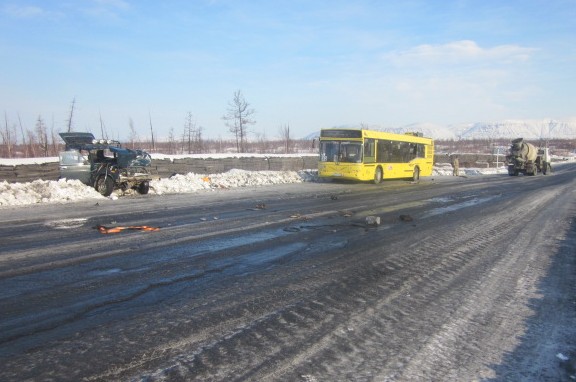 Шесть человек пострадали в Норильске в столкновении «Нивы», автобуса и бетономешалки