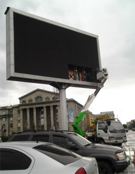 Мешающий рекламный экран с площади Революции уберут к понедельнику
