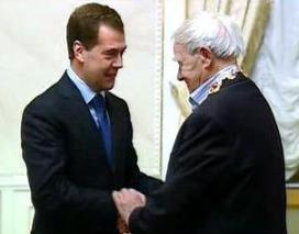 Дмитрий Медведев вручает награду Даниилу Гранину
